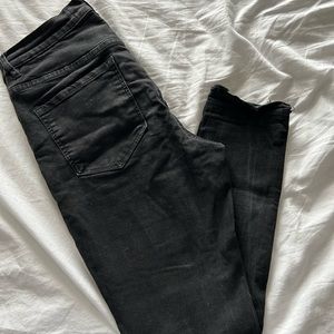 DISTRESSED BLACK SKINNY JEANS
